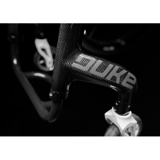 Duke, ελαφρύ χειροκίνητο αμαξίδιο από ανθρακονήματα